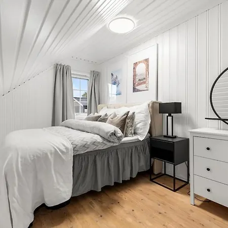 Sentral Og Fin Enebolig I *