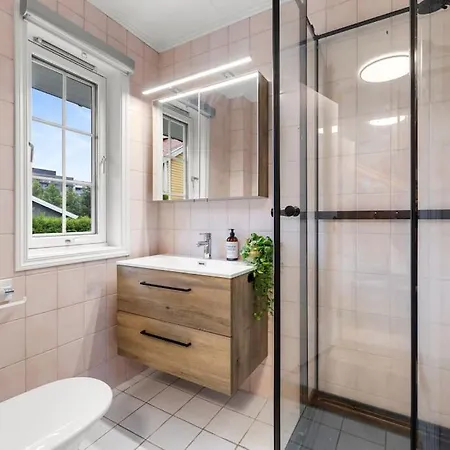 Sentral Og Fin Enebolig I *