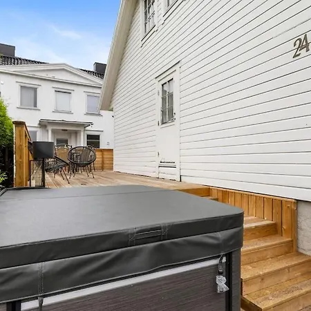 Sentral Og Fin Enebolig I