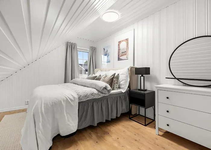 Sentral Og Fin Enebolig I *