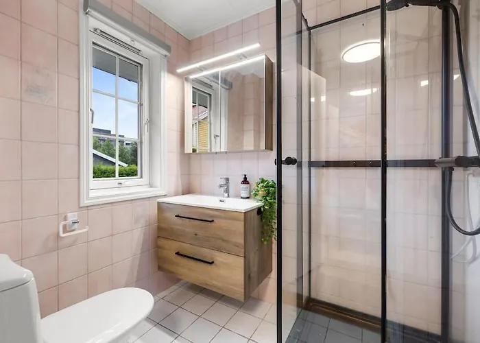 Sentral Og Fin Enebolig I *