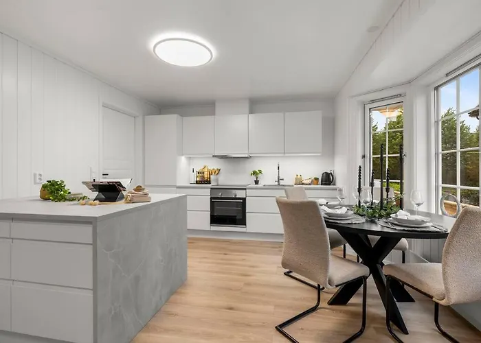 Sentral Og Fin Enebolig I