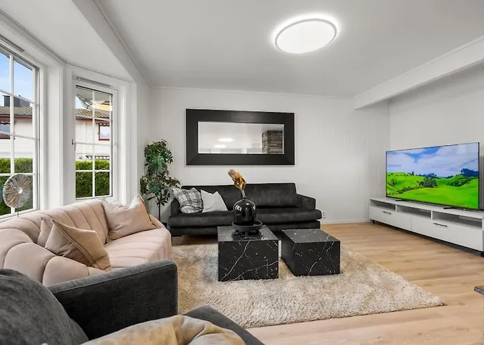 Sentral Og Fin Enebolig I Villa