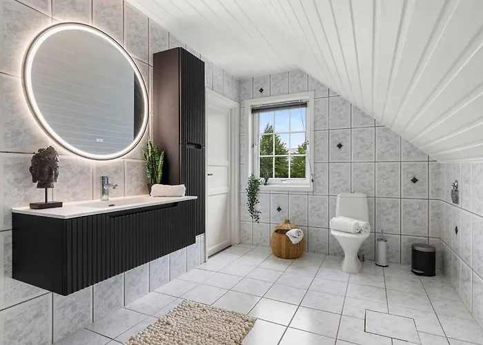 Sentral Og Fin Enebolig I *