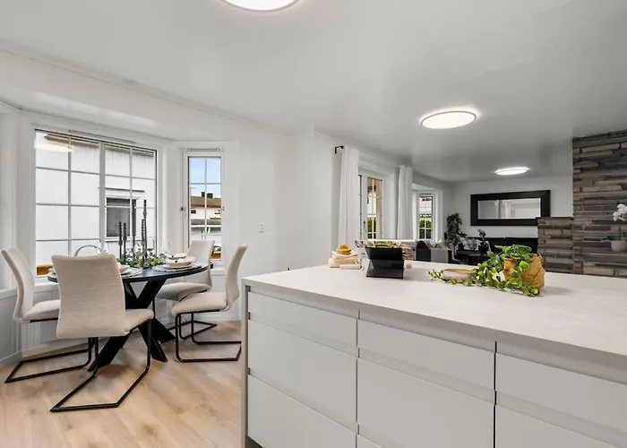 Sentral Og Fin Enebolig I Villaer