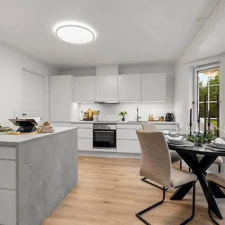 Sentral Og Fin Enebolig I