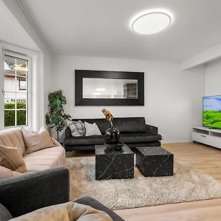 Sentral Og Fin Enebolig I Villa