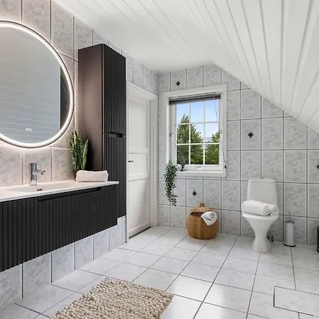 Sentral Og Fin Enebolig I *