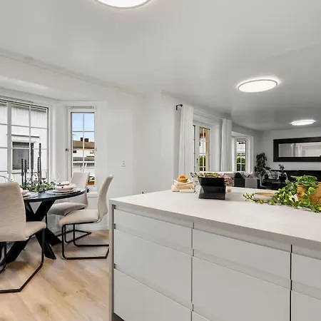 Sentral Og Fin Enebolig I Villa